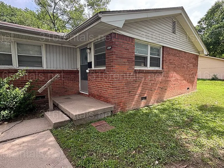 1704 N Lawndale — Photo 9