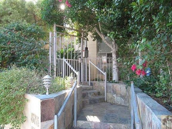 Walk-in security gate