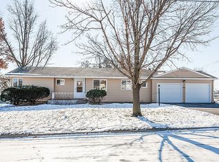 614 W 16th St, Vinton, IA 52349