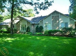 11807 Pine Mountain Dr, Brighton, MI