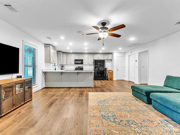 4th image of 201 Greencrest Ln