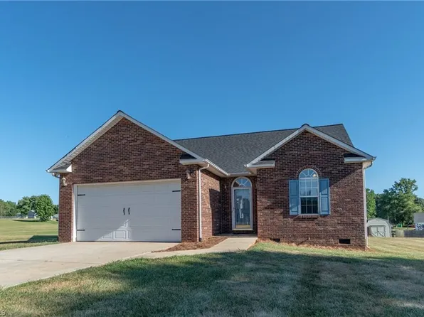 207 Pepperstone Dr, Mocksville, NC 27028