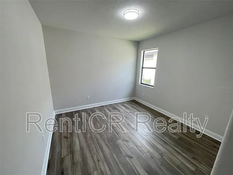 1437 N River Cir — Photo 11