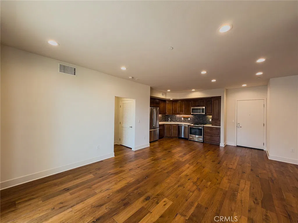 2 bed, 1060 sqft, $3,695 — Photo 4