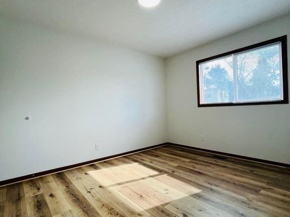 240 N 1st St APT 12, Springfield, NE 68059