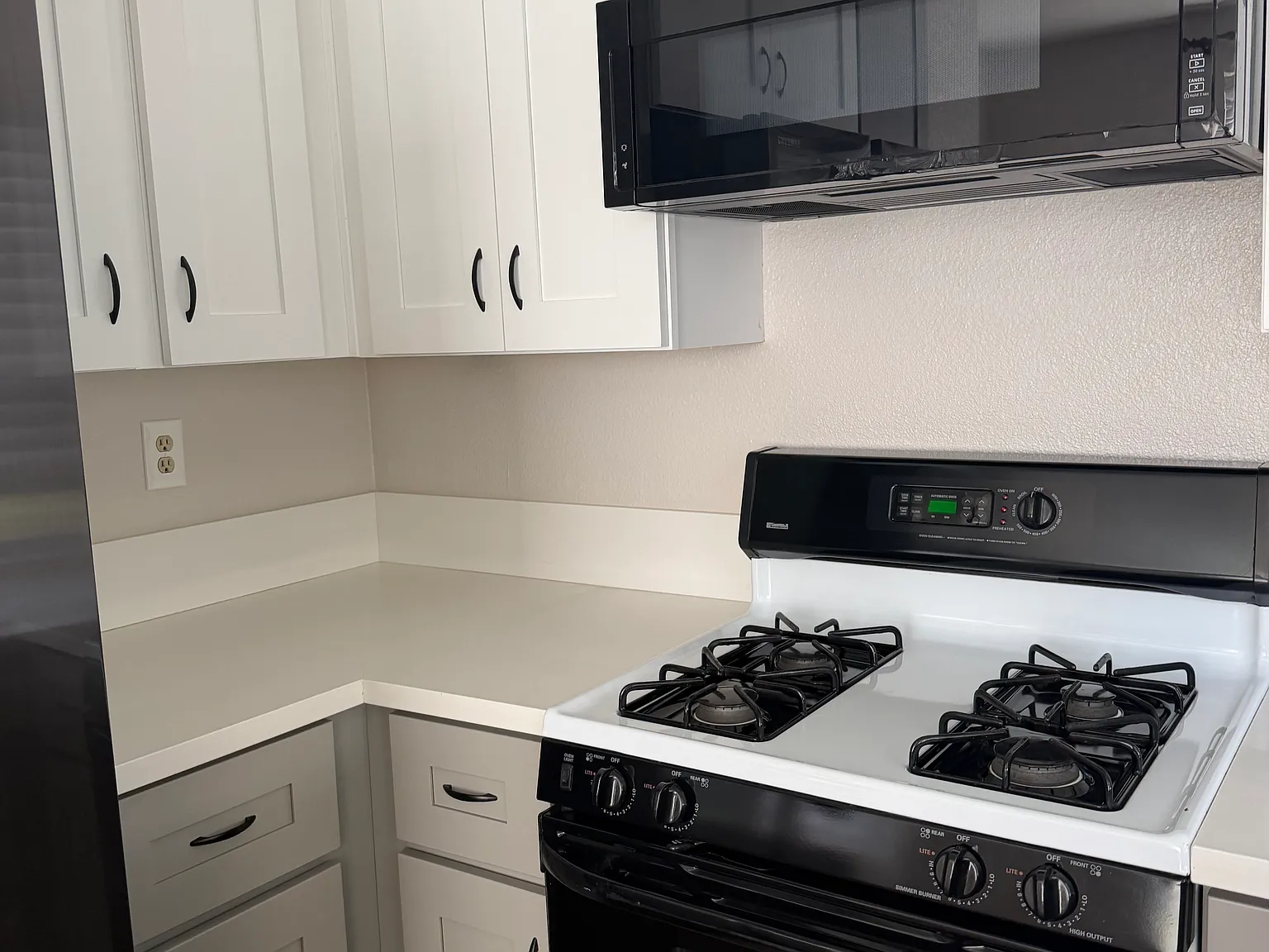 2 bed, 949 sqft, $3,325 — Photo 2