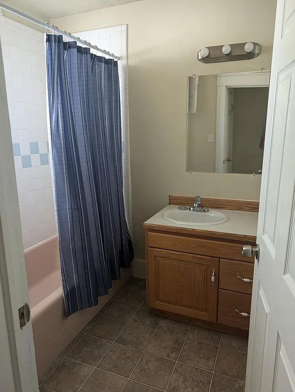 Cute 3 bedroom main floor apartment — Photo 2