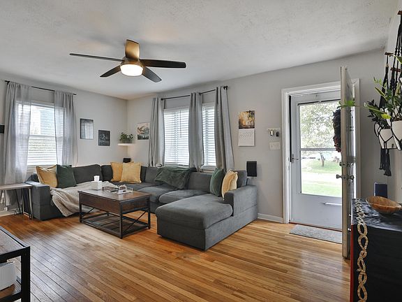 3rd image of 3214 Medina Ave