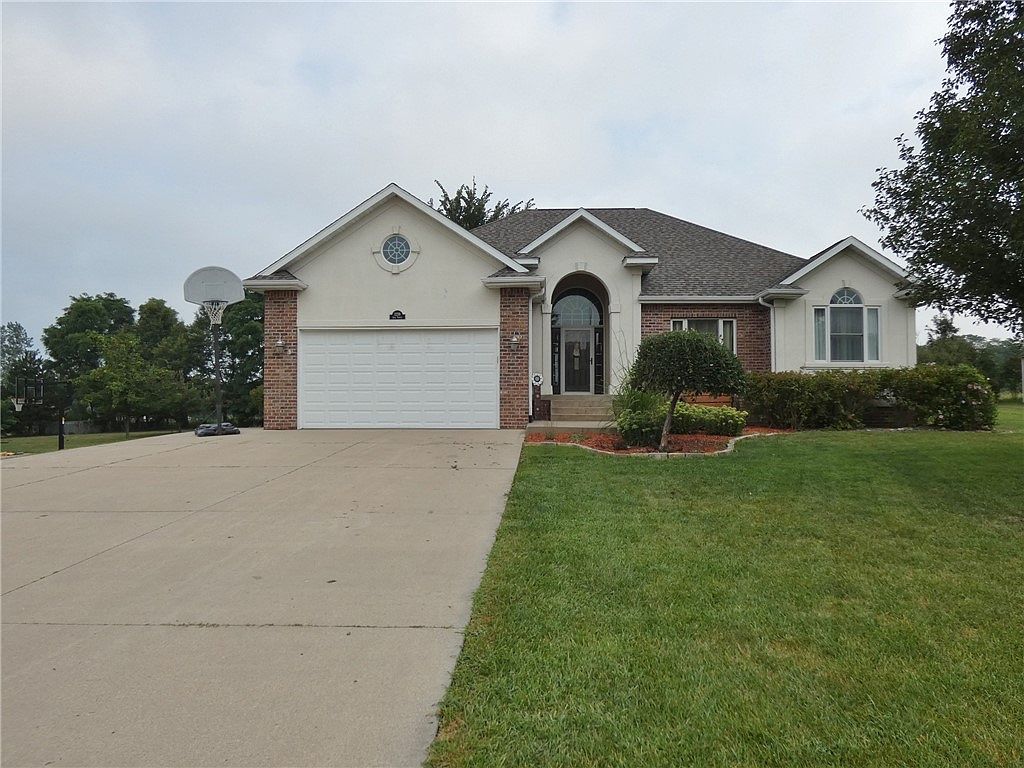 1259 Iowa St, Pella, IA 50219 Zillow