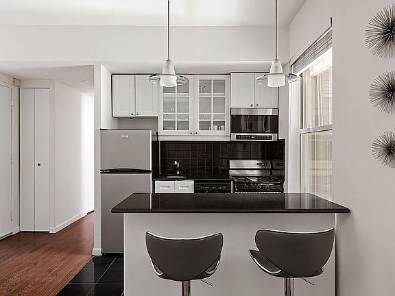 3rd image of 150 W 51st St #1017