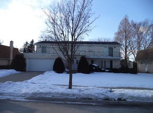 686 Castlewood Ln, Deerfield, IL 60015
