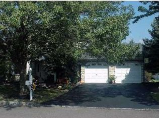40 Sunshine Ln, Edison, NJ 08820