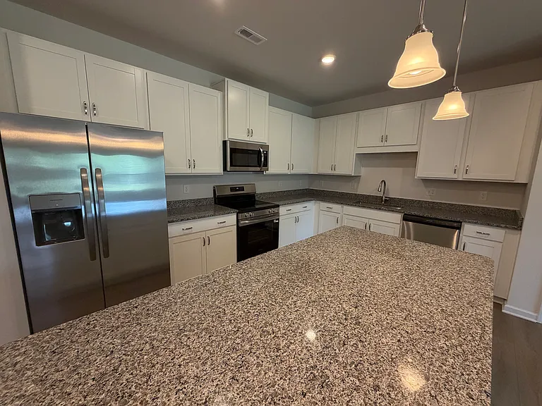 4913 Dresden Loop — Photo 7