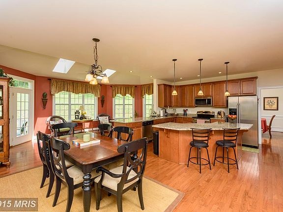 4th image of 10 Oakwood Farm Ln