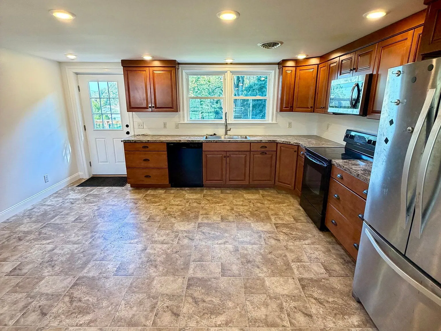 3 bed, 1.0 bath, 1076 sqft, $2,645 — Photo 3