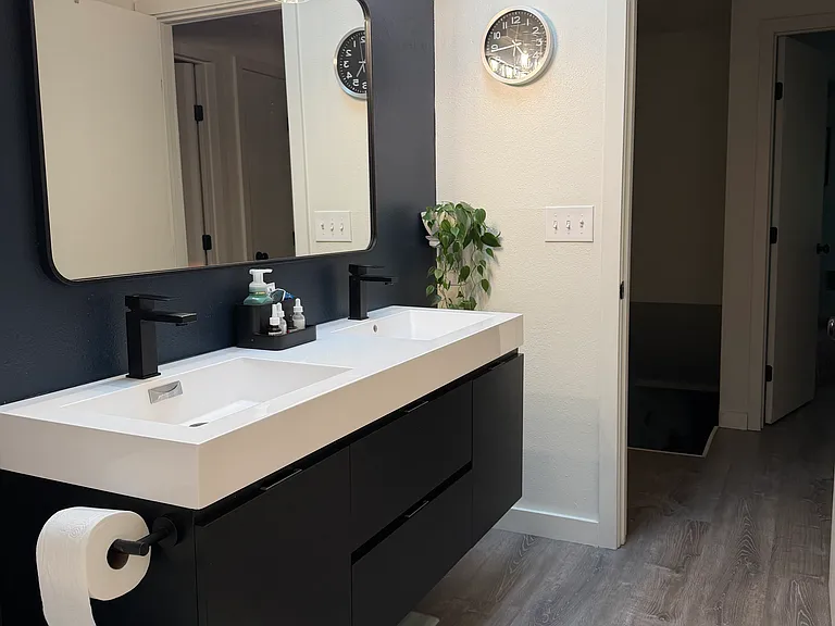 Upstairs full-luxury bathroom