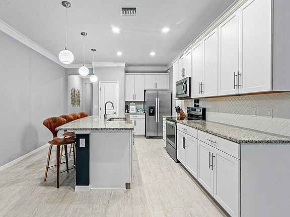 5th image of 2345 Byron Street