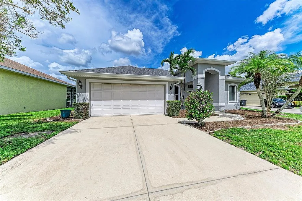 3 bed, 2.0 bath, 1641 sqft, $2,800 — Photo 1