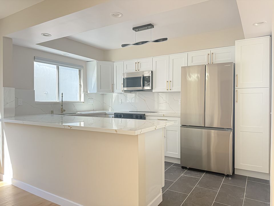 1st image of 1035 N Hayworth Ave #110A