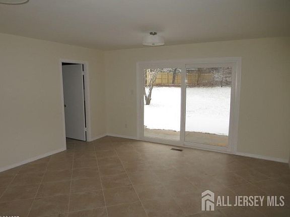 3rd image of 6 Flower Rd