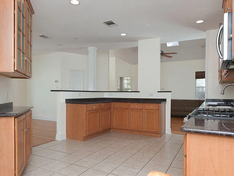707 W 35th St — Photo 11