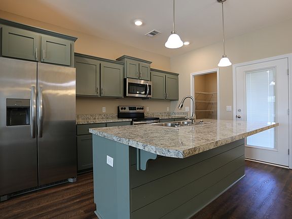 4th image of 415 Autumn Ave