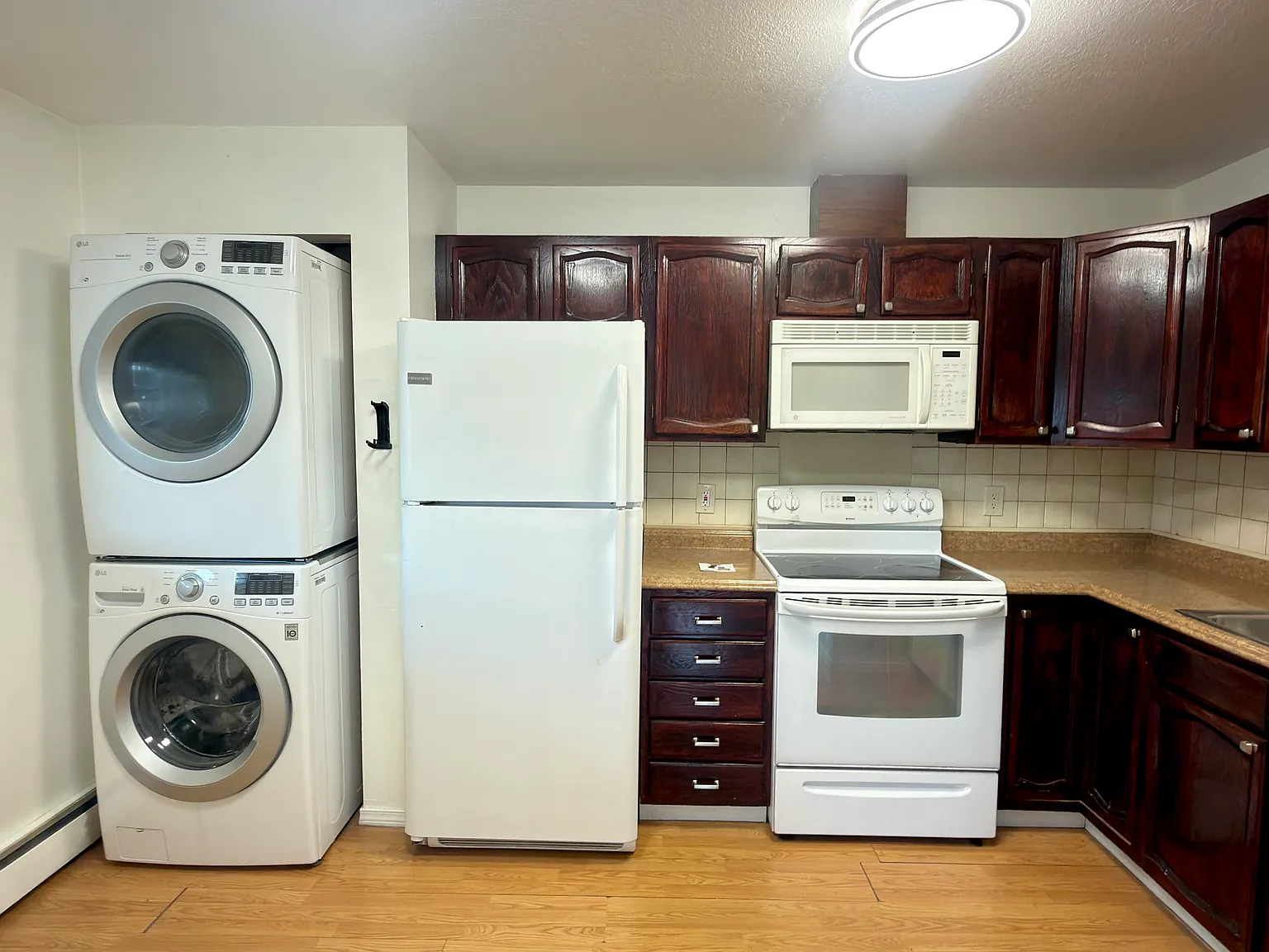 2 bed, 700 sqft, $1,595 — Photo 1