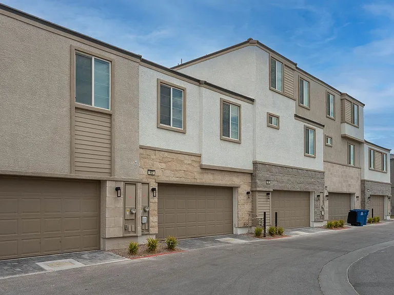 902 Bronzite St — Photo 38