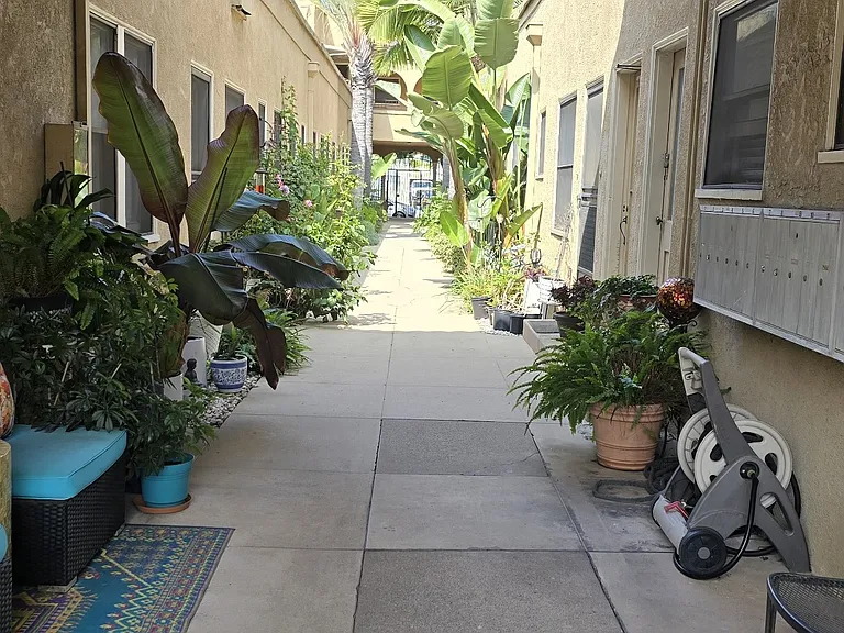 1415 E 2nd St #9 — Photo 2