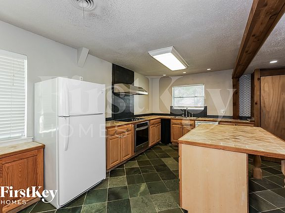 5th image of 613 E University Ave