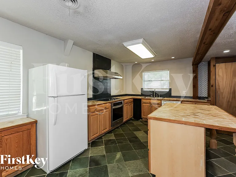 613 E University Ave — Photo 5