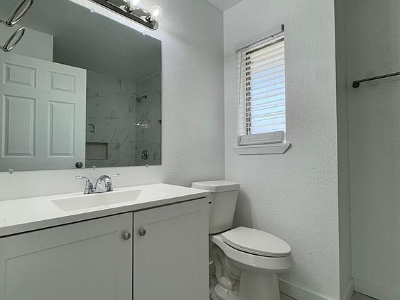 5th image of 242 Gilbert Ln