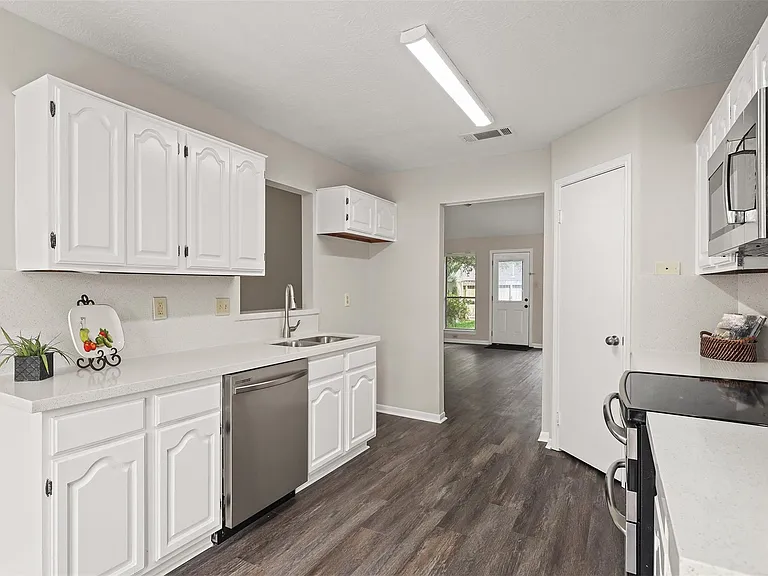 714 Regency Ct — Photo 5