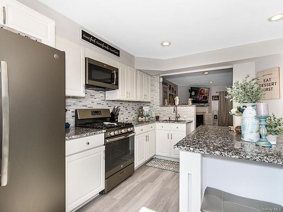 5th image of 54 Brookside Dr W