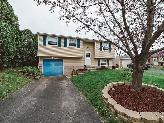 3rd image of 12 Close Hollow Dr