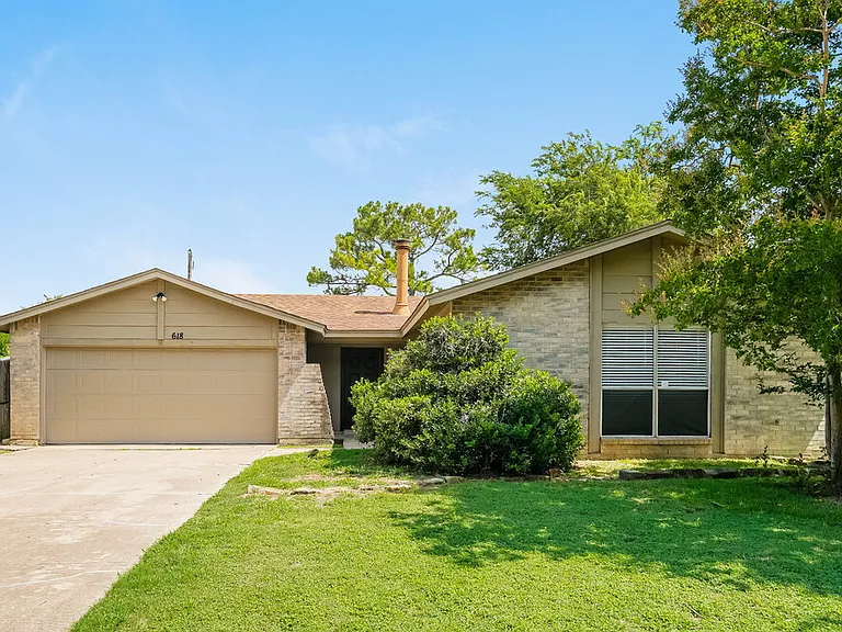618 Thornwood Trl — Photo 1