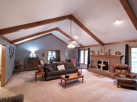 5th image of 1004 Village Dr