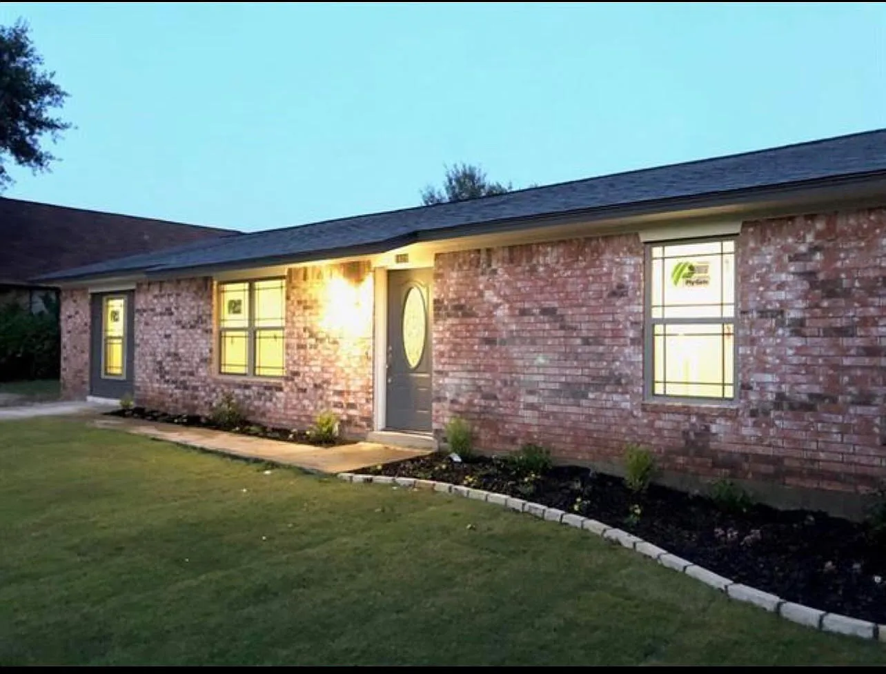 3 bed, 1250 sqft, $1,995 — Photo 1
