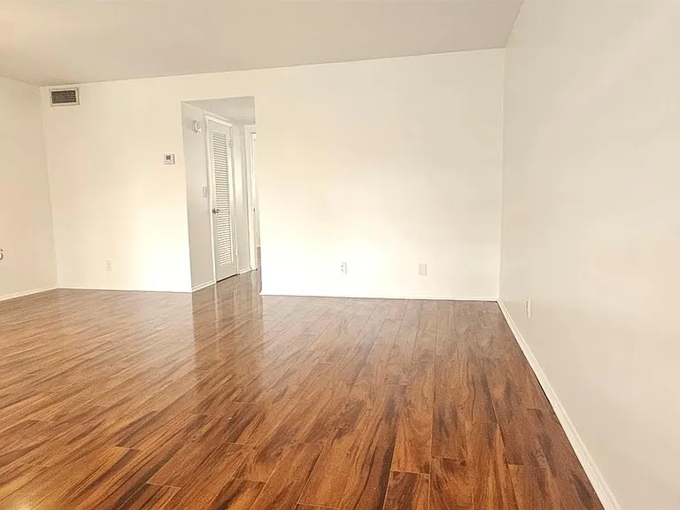 300 Layne Blvd #313 — Photo 3
