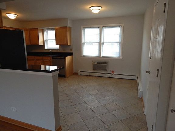 5th image of 6822 N Northwest Hwy APT 2F
