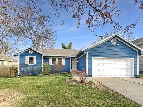 2122 NE McKee Ln, Lees Summit, MO 64086