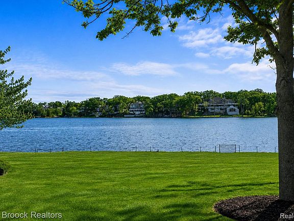 4th image of 1832 Long Lake Shore Dr