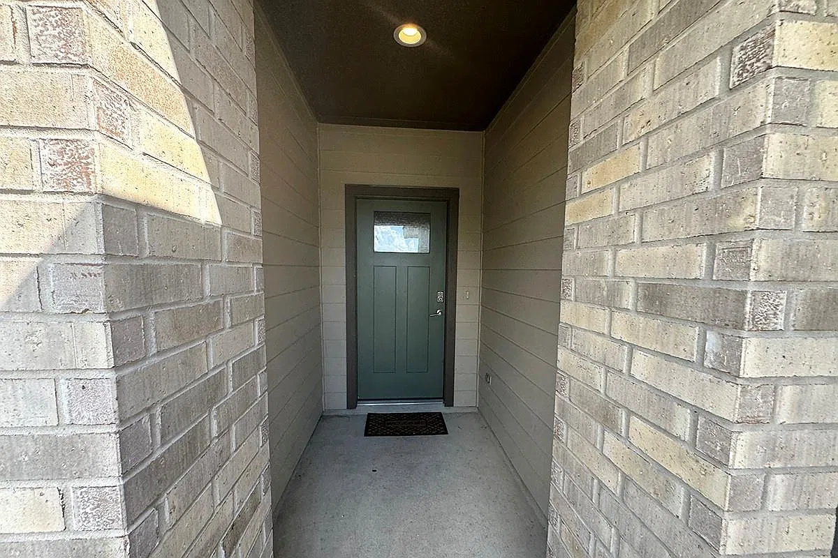4 bed, 2.0 bath, 1586 sqft, $2,200 — Photo 2