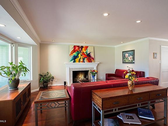 Cozy Living Rm w/ Gas Fireplace