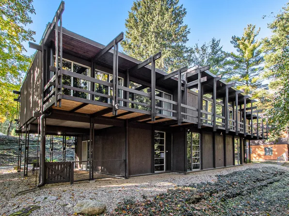 2525 Sheffield Dr, Kalamazoo, MI 49008