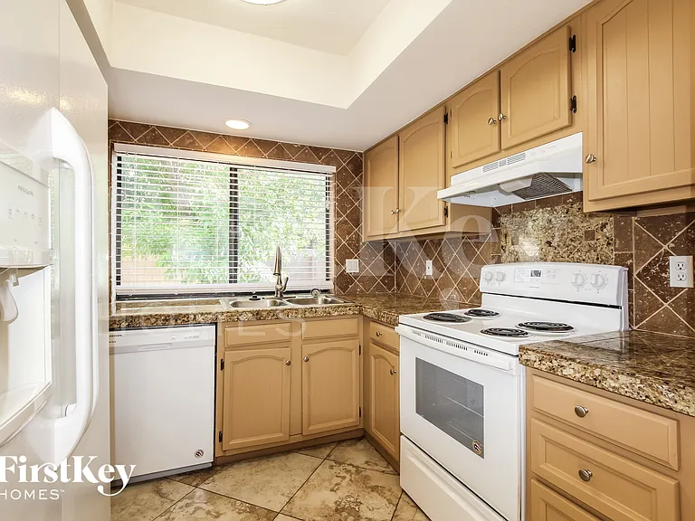 5203 W Sandra Ter — Photo 10
