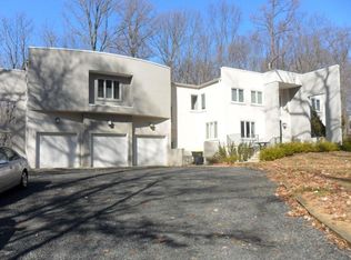 5 Mountain Ln, Holmdel, NJ 07733