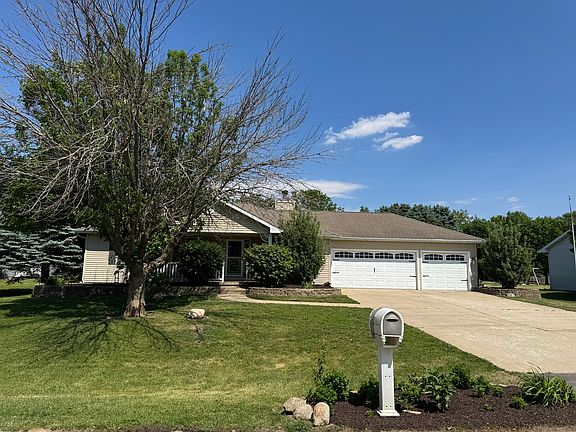 3rd image of 122 Windward Ln