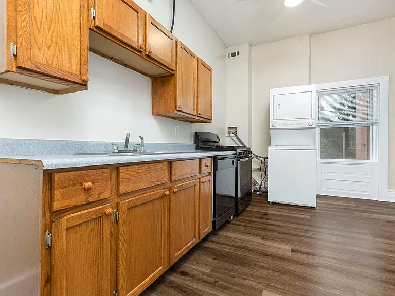 315 W Lee St — Photo 8