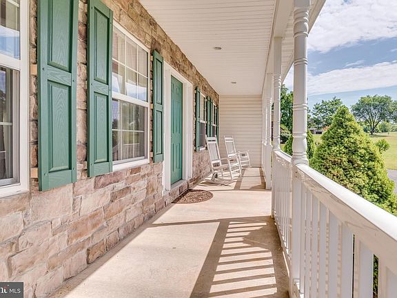 3rd image of 109 Thorn Hill Ln